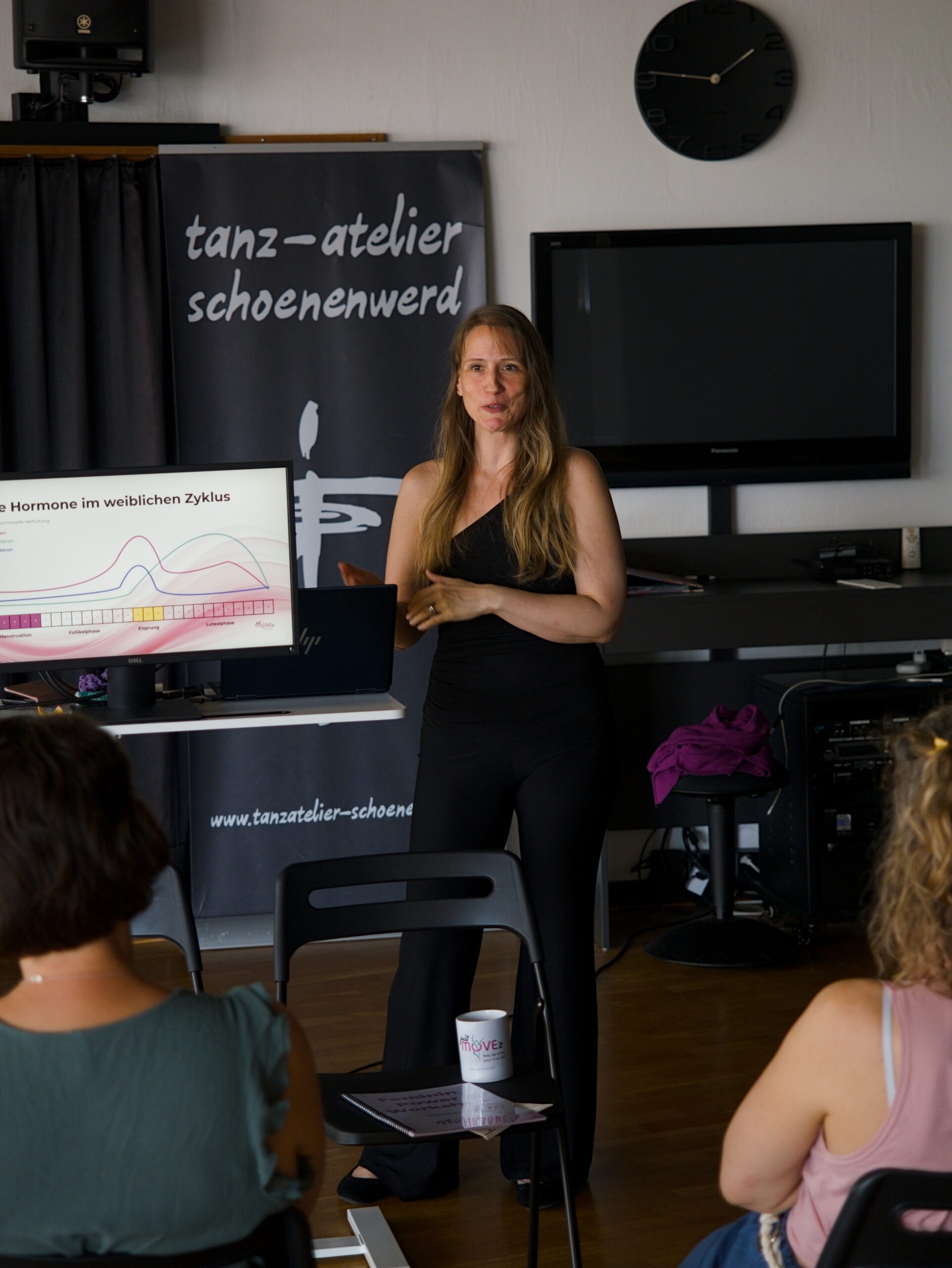 Frauen im Feminin Power Workshop; Zyklusbewusstsein stärken; Weibliche Kraft entfalten